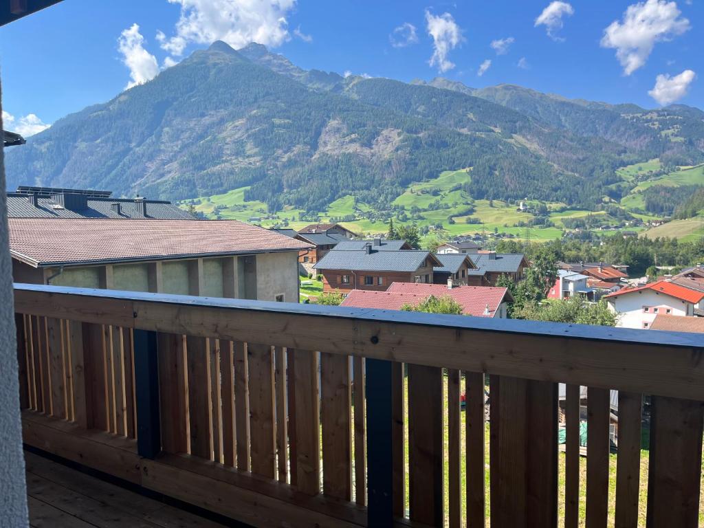 Elle comprend un balcon offrant une vue sur la montagne. dans l'établissement Ferienwohnung mit wunderschöner Bergkulisse, à Matrei in Osttirol