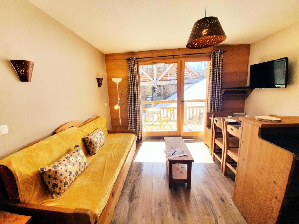 un salon avec un canapé et une table dans l'établissement Les Chalets Des Rennes - Appartement cosy 2 pièces - Les Chalets Des Rennes MAE-9554, à Vars