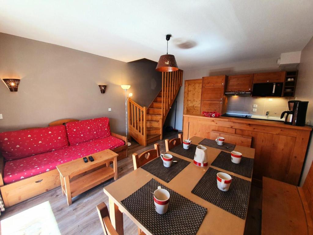 un salon avec un canapé et une table dans l'établissement Les Chalets Des Rennes - Appartement 6 personnes - Les Chalets Des Rennes MAE-9624, à Vars