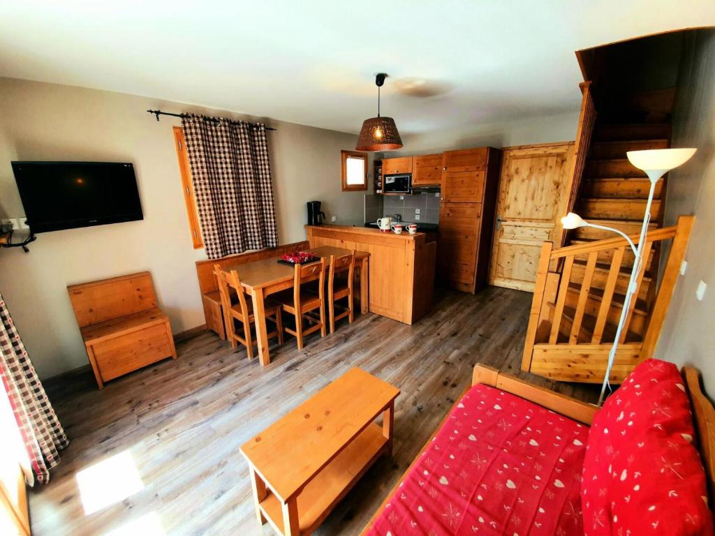 - une vue aérienne sur un salon et une cuisine dans l'établissement Les Chalets Des Rennes - Appartement 6 personnes - Les Chalets Des Rennes MAE-9644, à Vars