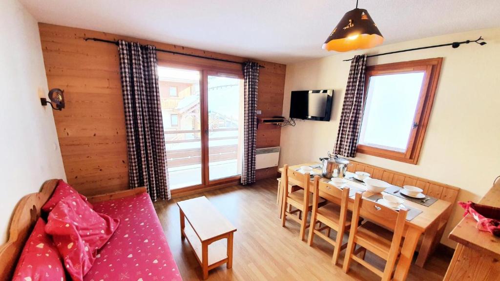 een woonkamer met een tafel en een eetkamer bij Les Chalets Des Rennes - 3 Pièces pour 6 Personnes 754 in Vars
