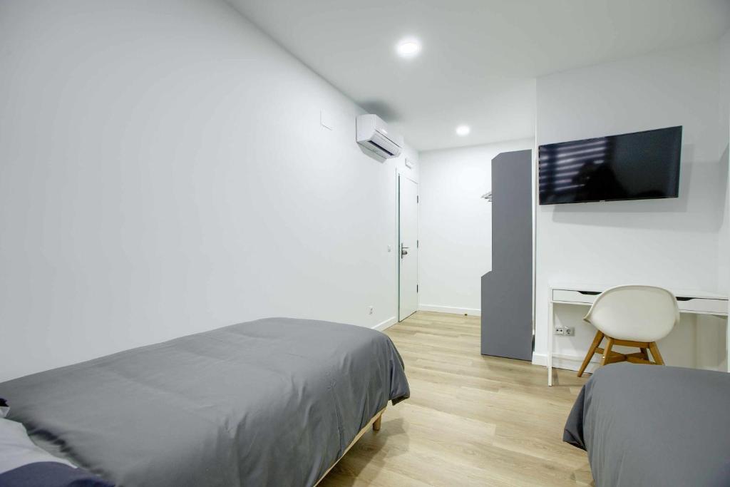 A television and/or entertainment centre at Casa de Huéspedes 12 Octubre Rooms