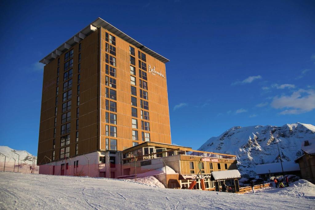 um hotel no topo de uma montanha coberta de neve em Belambra Clubs Orcières 1850 - Le Roc Blanc em Orcières