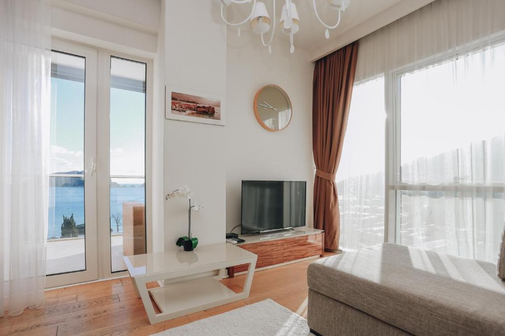 TV a/nebo společenská místnost v ubytování Lux Apartments Sunrior