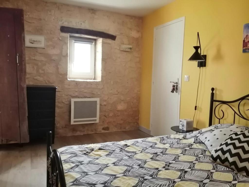 1 dormitorio con cama y ventana en La Place des Amis en Saint-Gervais