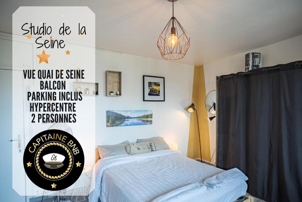 1 dormitorio con 1 cama con un cartel en la pared en Studio de la Seine - Balcon - Hypercentre - Parking inclus, en Troyes