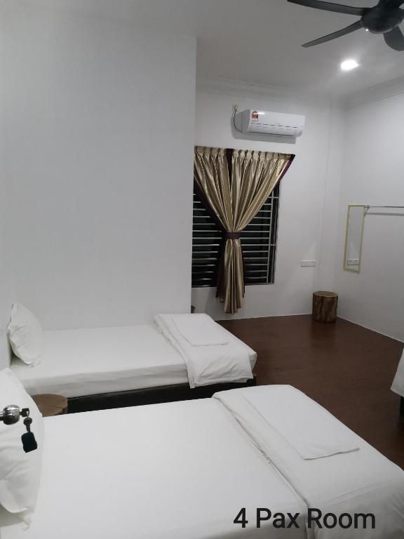 Postel nebo postele na pokoji v ubytování Mersing Maple Villa