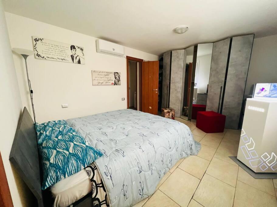 a bedroom with a bed in a room at Appartamento a Udine con doccia idromassaggio 