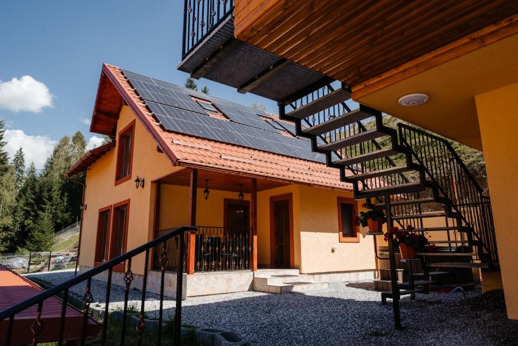 uma casa com painéis solares no telhado em Casa Diana em Vatra Dornei