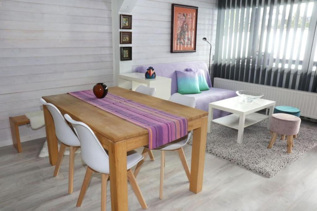 錫格斯多夫的住宿－Ferienwohnung mit Pfiff，一间带桌椅和沙发的用餐室