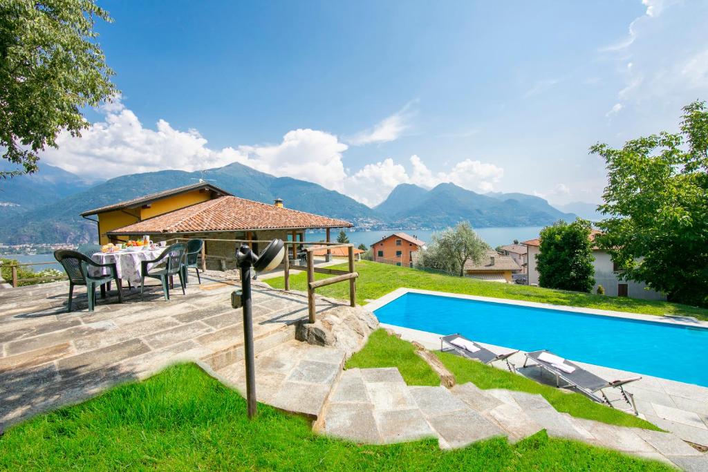 une villa avec une piscine, une table et des chaises dans l'établissement Villa Louise, à San Siro