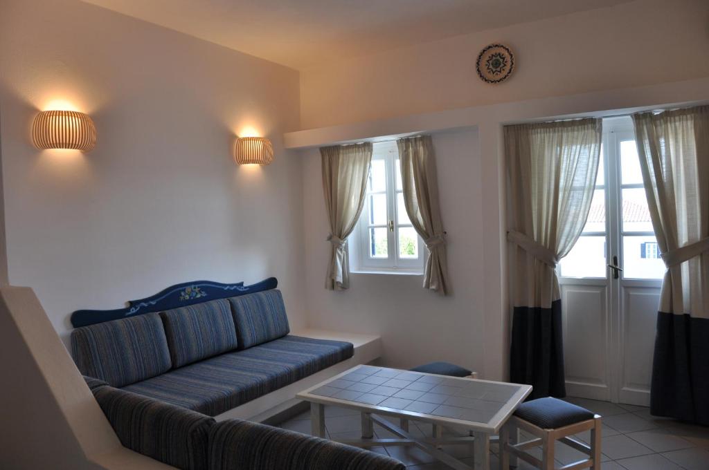 Posezení v ubytování Nissia Traditional Residences Spetses