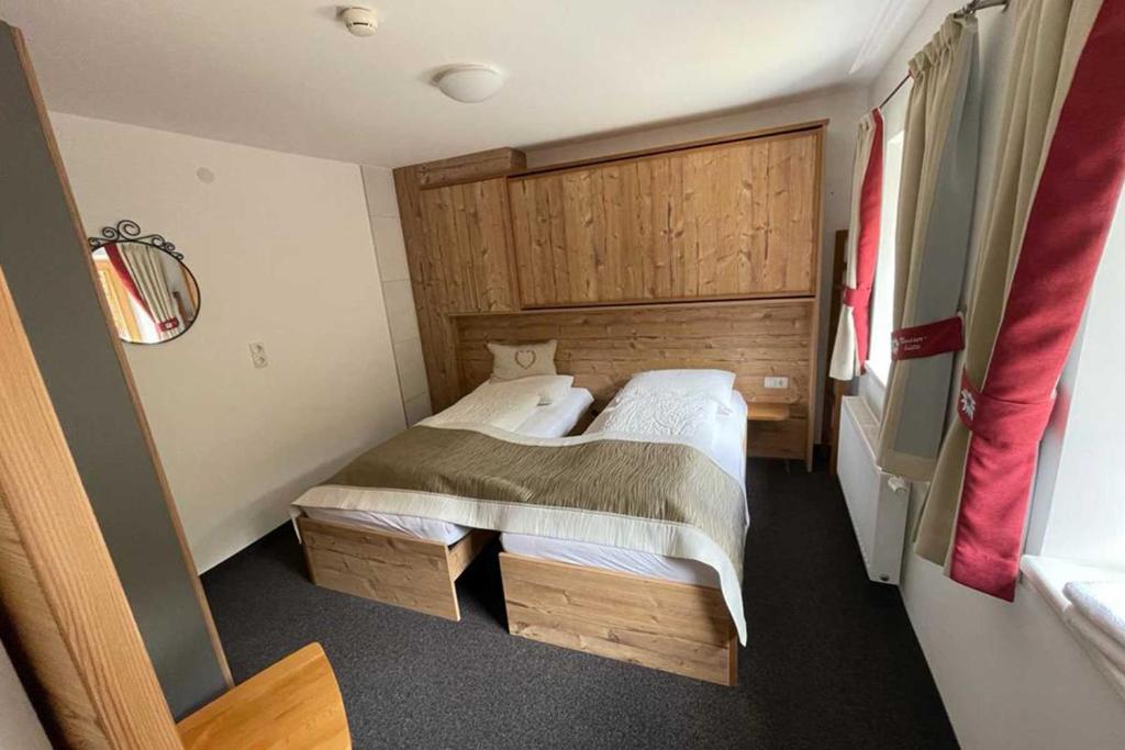 1 Schlafzimmer mit 2 Betten in einem Zimmer in der Unterkunft Wohnung Grief 143- Naviser Huette in Navis