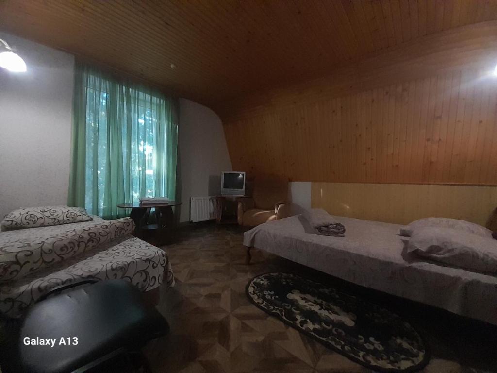 Postel nebo postele na pokoji v ubytování Готель Загадка, Умань