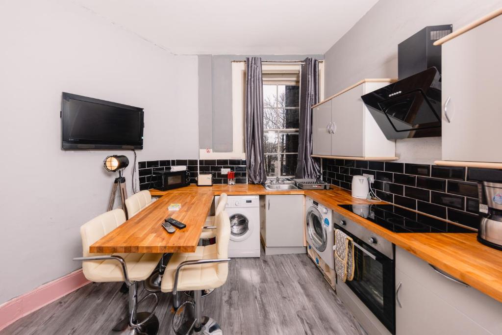 Kuchyň nebo kuchyňský kout v ubytování Super Central 4 Bedrooms Apartment by Calton Hill