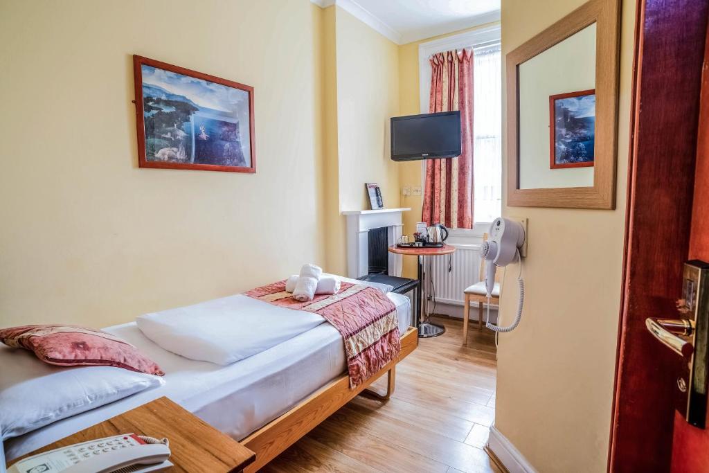 Postel nebo postele na pokoji v ubytování Shakespeare Hotel