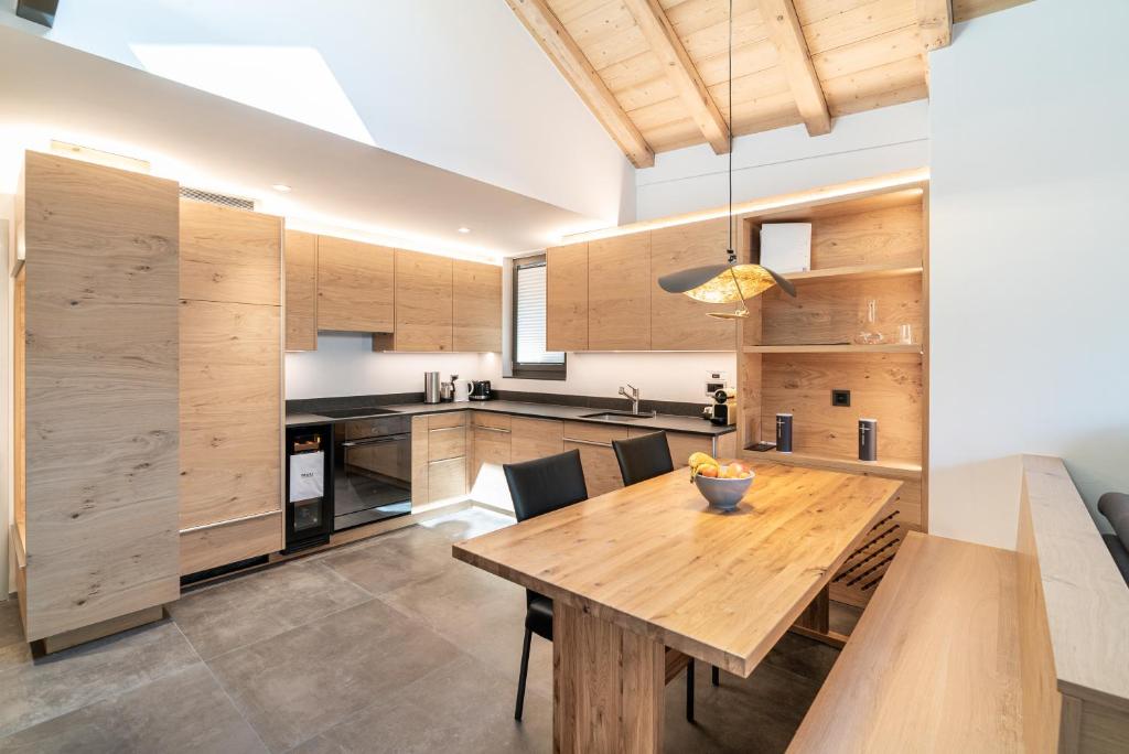 Una cocina o zona de cocina en Haus Beta by Zermatt Premium Apartments