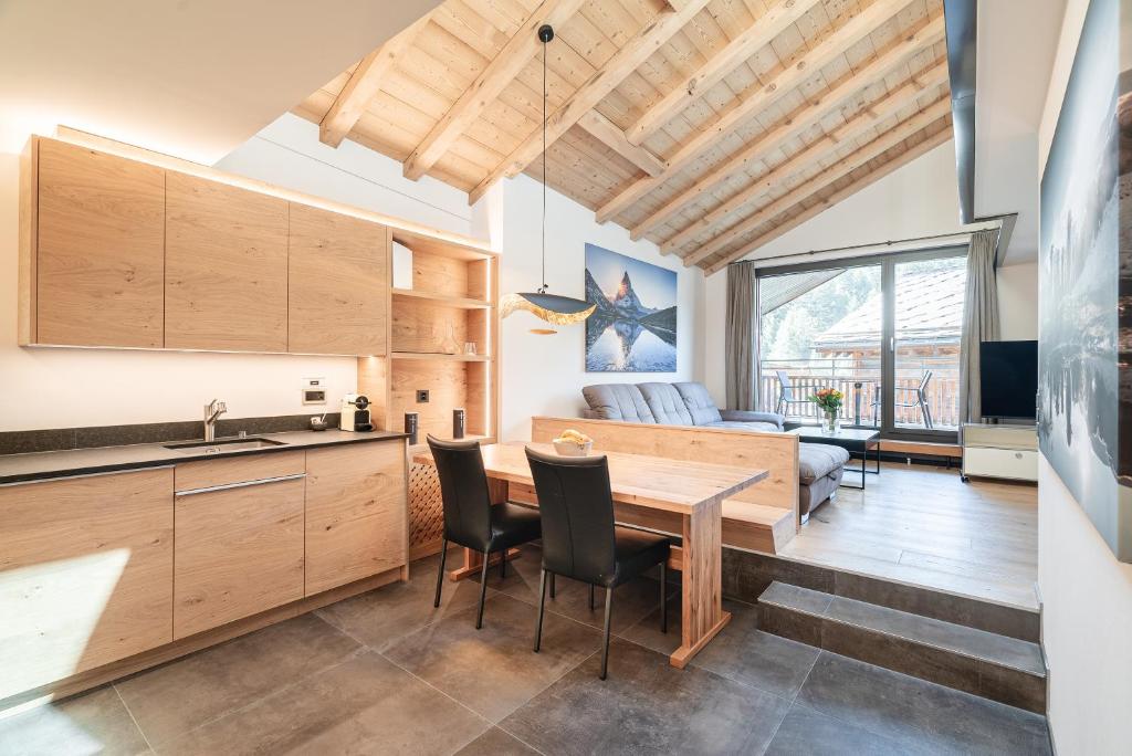 Una cocina o zona de cocina en Haus Beta by Zermatt Premium Apartments