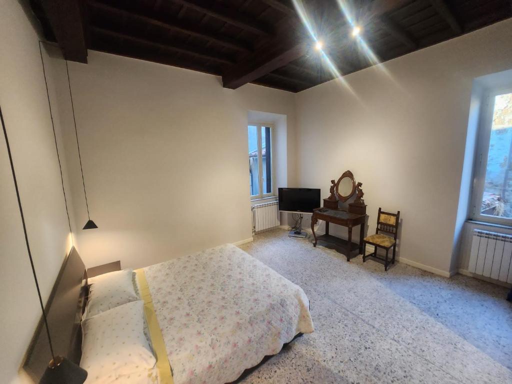 ストリにあるPalazzo Storico "Mezzadonna"のベッドルーム1室(ベッド1台、鏡、デスク付)