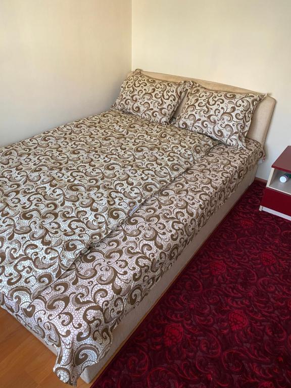 a large bed in a room with a red carpet at Apartament Piata Verde in Timişoara