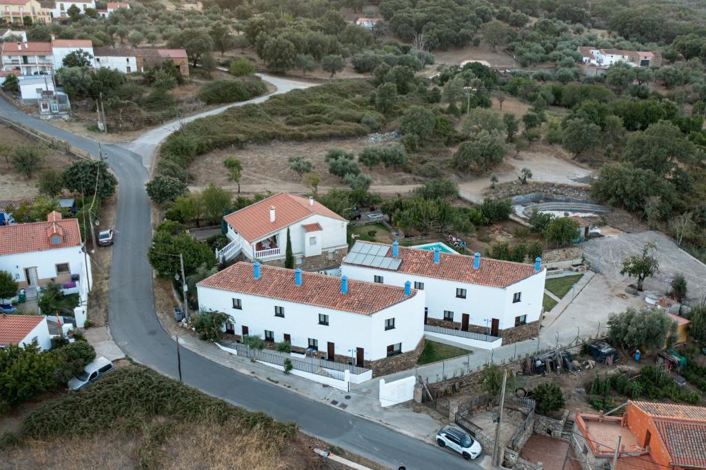 una vista aerea di un villaggio con case bianche di Apartamentos Rurales la Campiña a Casiñas Bajas
