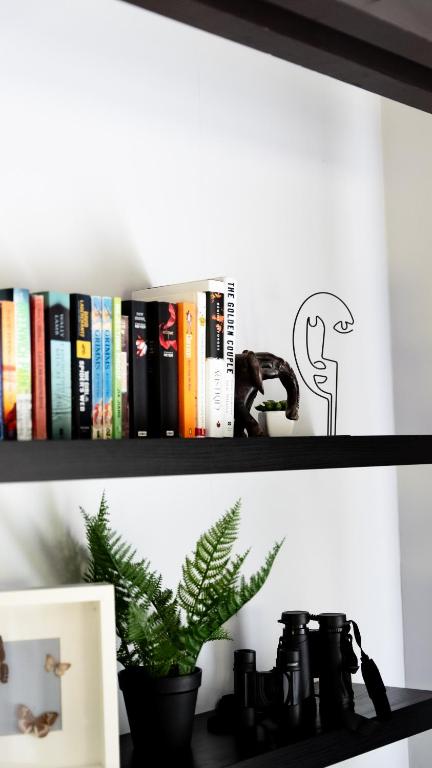 Příslušenství pro přípravu čaje a kávy v ubytování Kamburinn Cottage