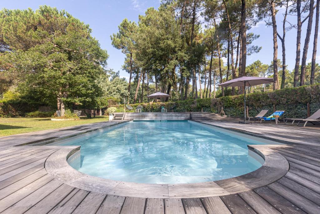 - une piscine sur une terrasse en bois dans l'établissement La Kayola, à Soorts-Hossegor