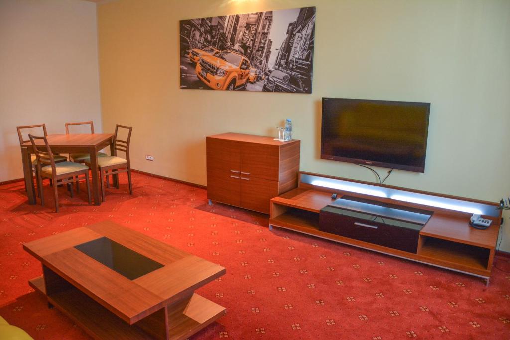 TV a/nebo společenská místnost v ubytování Hotel Neo
