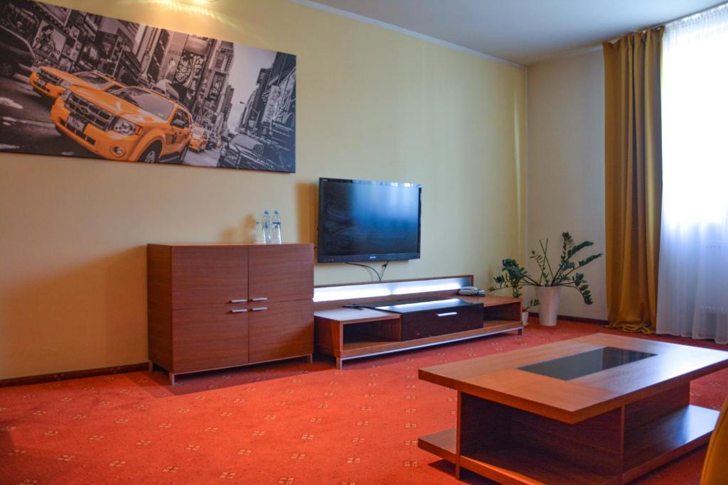 TV a/nebo společenská místnost v ubytování Hotel Neo
