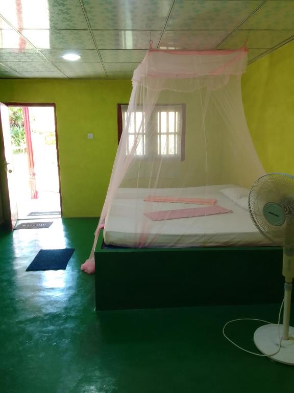 Postel nebo postele na pokoji v ubytování Peacock Family Stay