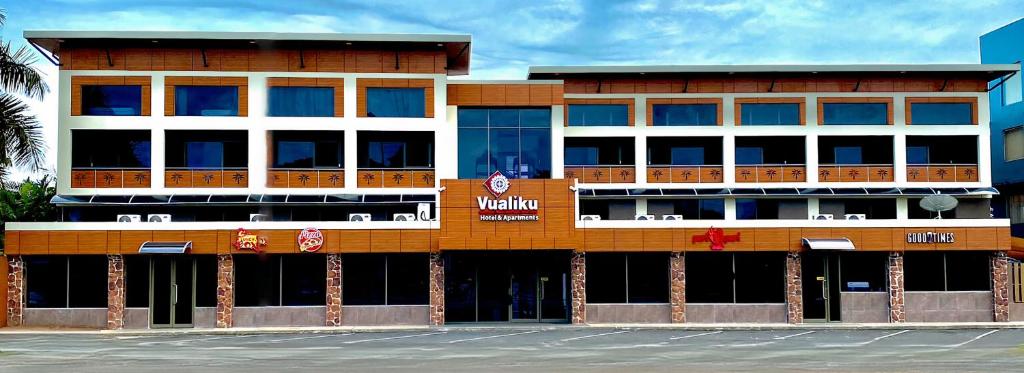 ナンディにあるVualiku Hotel & Apartmentsの表面に看板が出たホテルの建物
