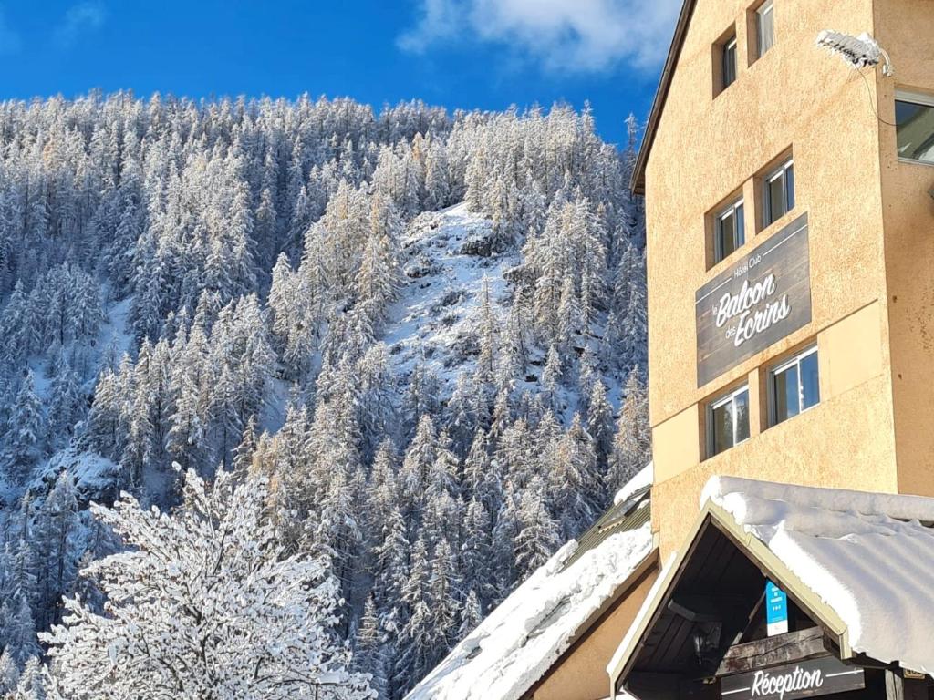 um hotel com vista para uma montanha coberta de neve em Le Balcon des Ecrins em Réallon
