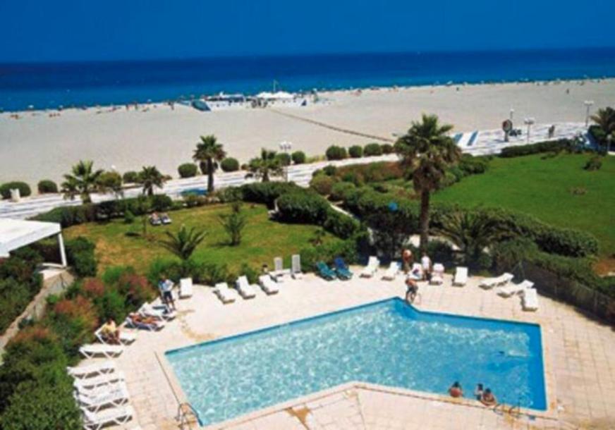 une vue aérienne d'une piscine et de la plage dans l'établissement Appartement vue mer 4 couchages, à Canet