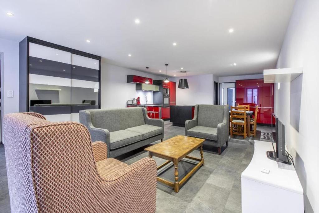 un salon avec deux chaises et une table dans l'établissement Le Romantique, à Annecy