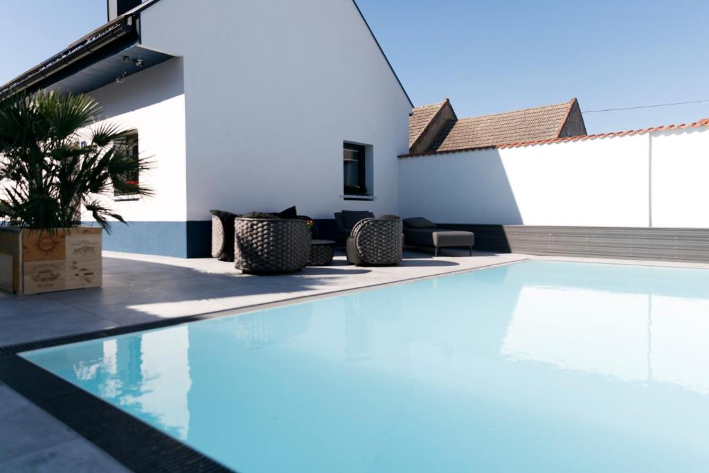 una piscina en medio de una casa en KRACHER Landhaus No. 3, en Illmitz