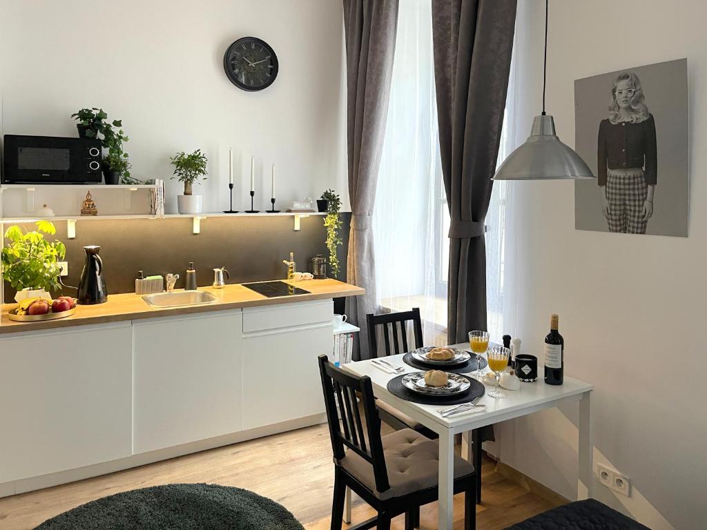 Nápoje v ubytovaní Piotrkowska122 Studio Apartments