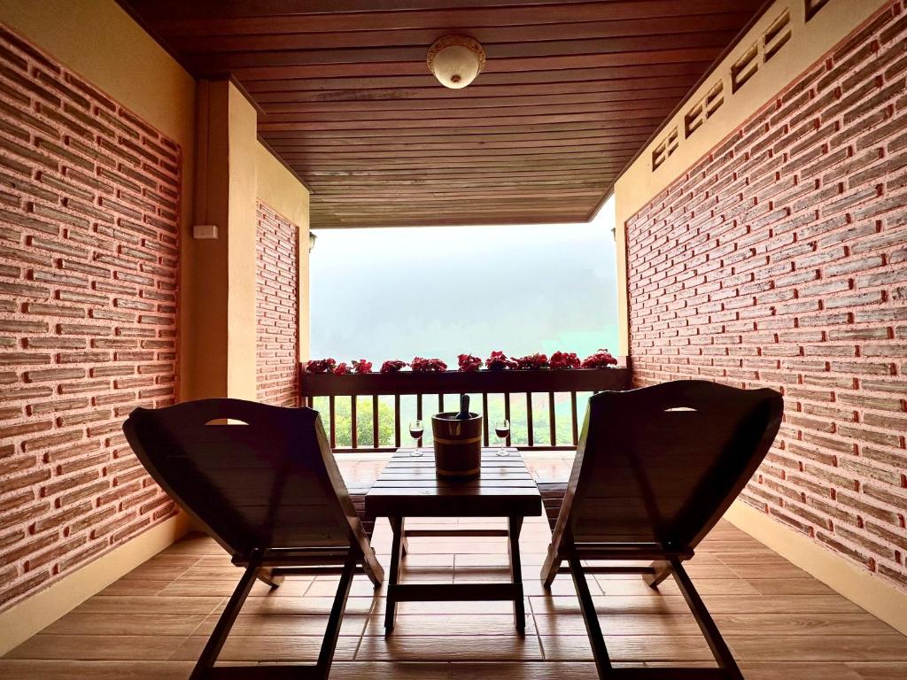 Balkón nebo terasa v ubytování ดอยหมอกดอกไม้รีสอร์ท DoiMok DokMai Resort