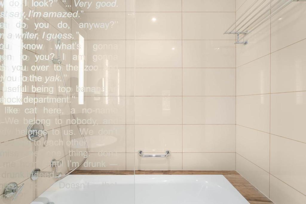 Fotografie z fotogalerie ubytování White Sage - Glamorous & Spacious 2BR at DAMAC Paramount Towers v Dubaji