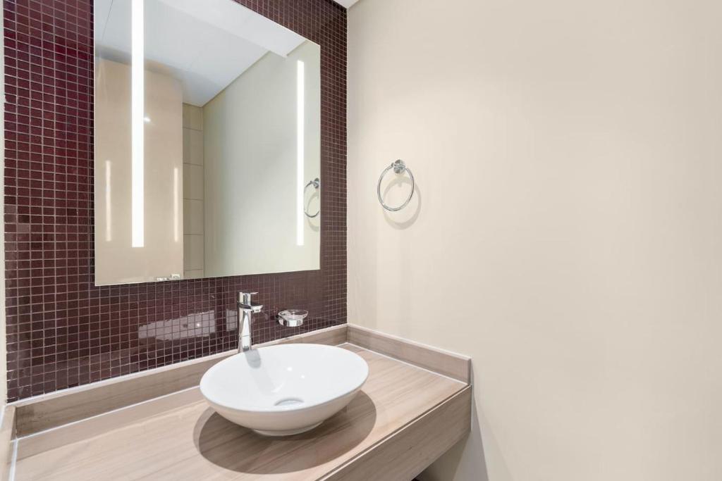 Fotografie z fotogalerie ubytování White Sage - Glamorous & Spacious 2BR at DAMAC Paramount Towers v Dubaji
