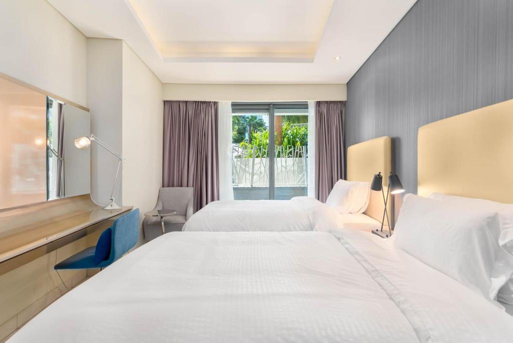 Fotografie z fotogalerie ubytování White Sage - Glamorous & Spacious 2BR at DAMAC Paramount Towers v Dubaji