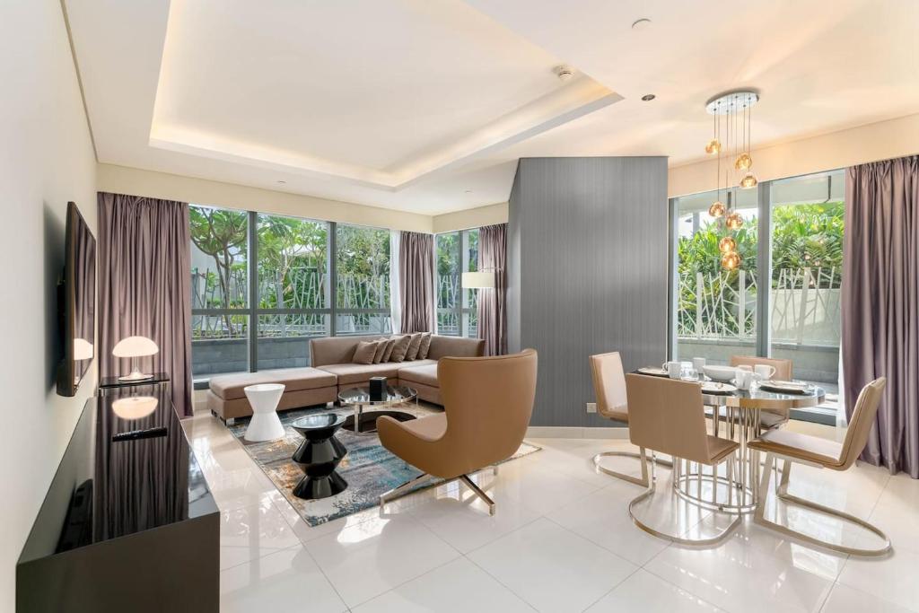 Fotografie z fotogalerie ubytování White Sage - Glamorous & Spacious 2BR at DAMAC Paramount Towers v Dubaji