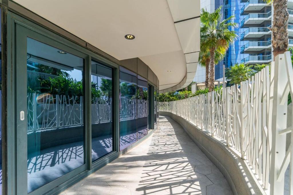 Fotografie z fotogalerie ubytování White Sage - Glamorous & Spacious 2BR at DAMAC Paramount Towers v Dubaji