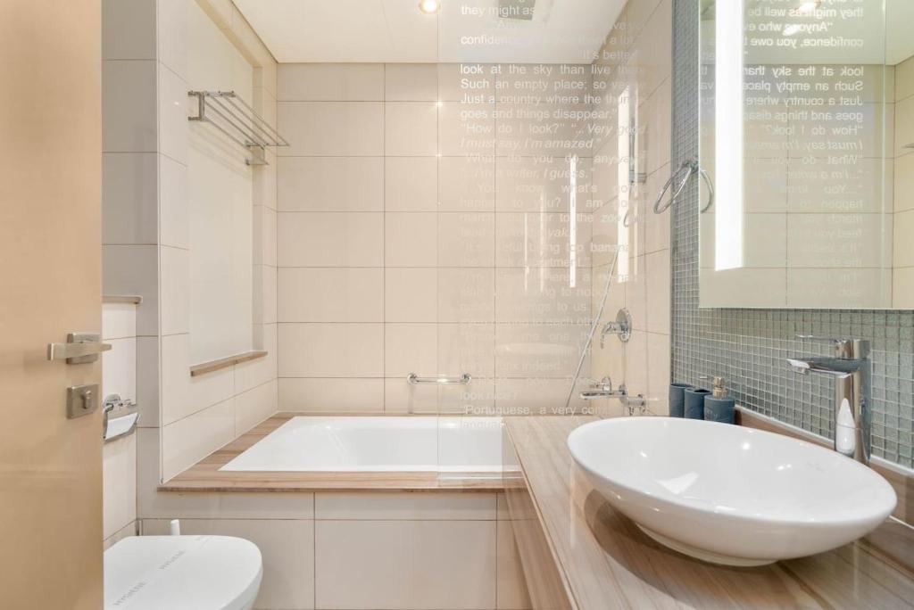 Fotografie z fotogalerie ubytování White Sage - Glamorous & Spacious 2BR at DAMAC Paramount Towers v Dubaji