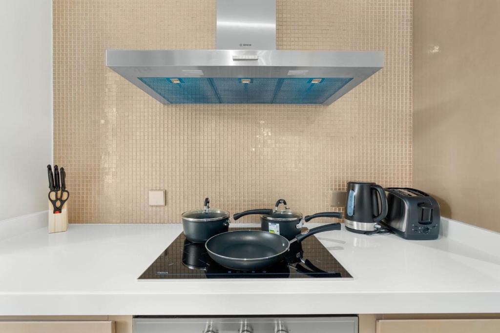 Fotografie z fotogalerie ubytování White Sage - Glamorous & Spacious 2BR at DAMAC Paramount Towers v Dubaji
