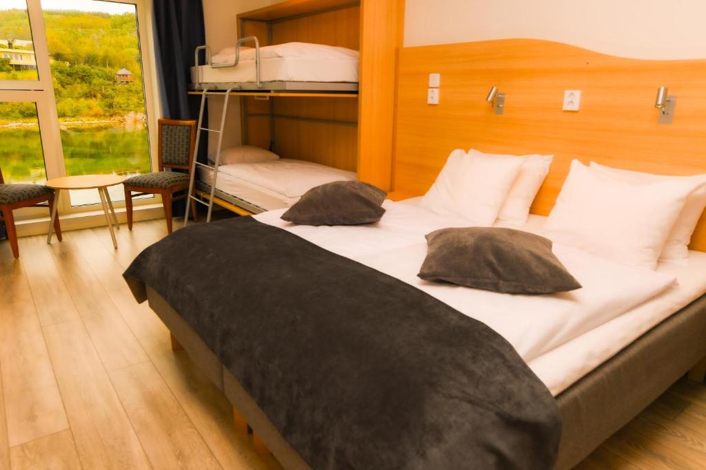 Postel nebo postele na pokoji v ubytování Senja Fjordhotell and Apartments
