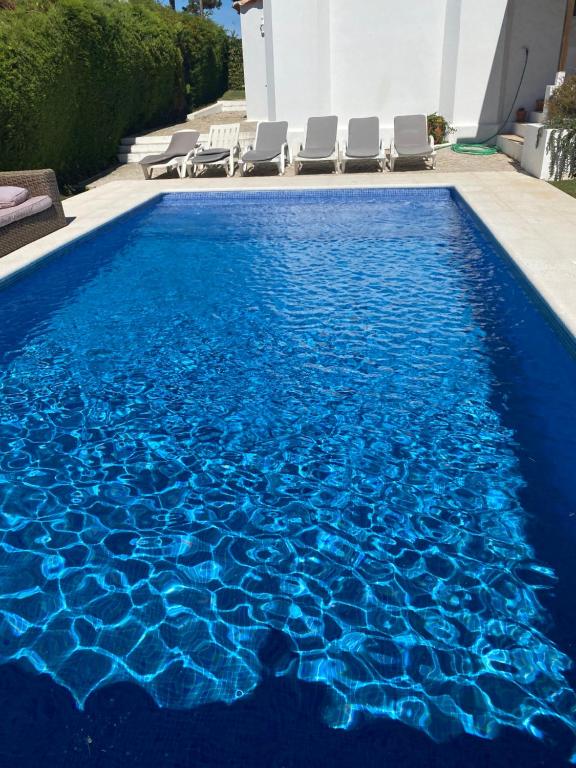 Bazén v ubytování Villa Zen - beautiful private pool-heating option, hot tub, beautiful garden nebo v jeho okolí