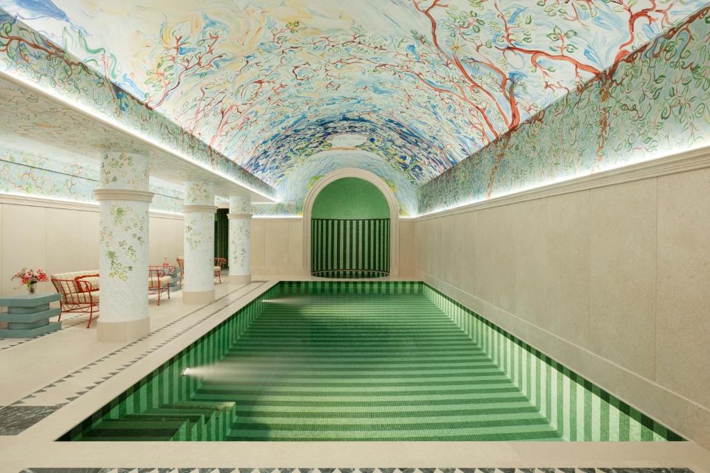 długi korytarz z obrazem na suficie w obiekcie Le Grand Mazarin w Paryżu