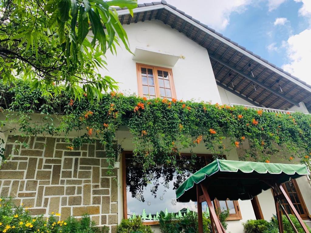 Biały dom z kwiatami na boku w obiekcie VANDA VIilla Garden trung tâm w mieście Da Lat
