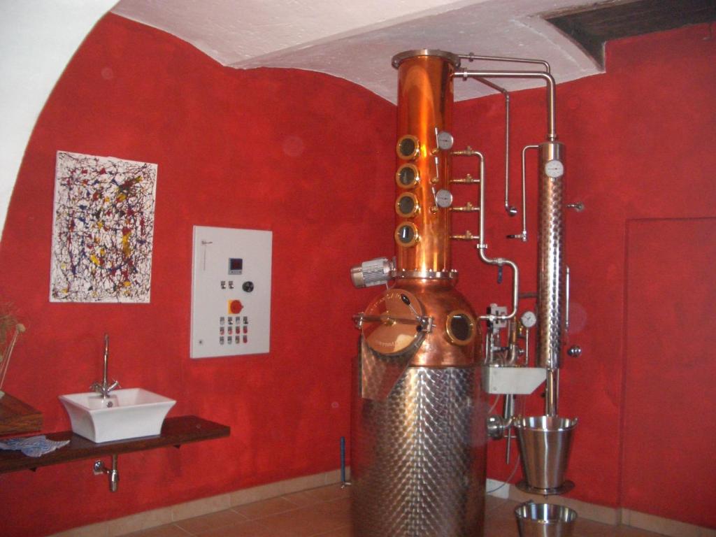 una parete rossa con scaldabagno in camera di Hotel Garni Höchschmied a Lassnitzhöhe