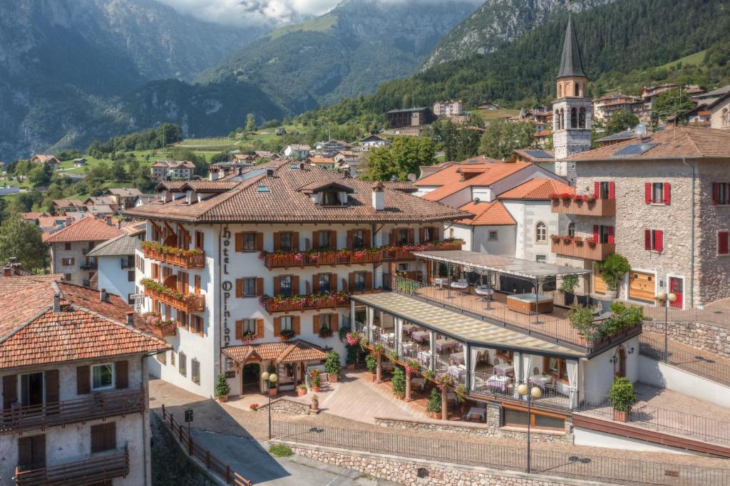 Nespecifikovaný výhled na hory nebo výhled na hory při pohledu z hotelu